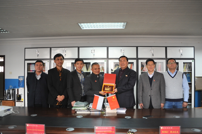 Mr.Yaya Sutarya, Education Counsellor of Indonesian Embassy in China, Visits Hebei Foreign Studies University